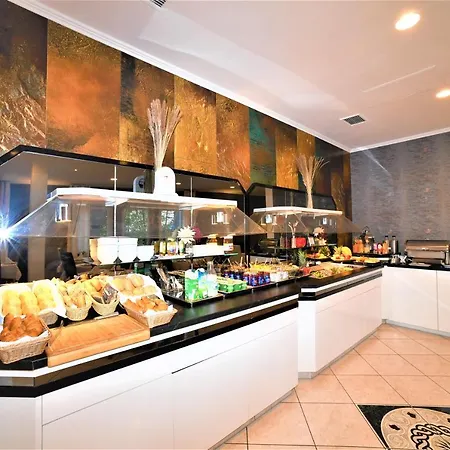 Ascot Hotel 4*